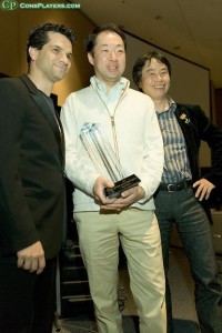 Koji Kondo และ Shigeru Miyamoto บนเวทีรับรางวัล Lifetime achievement award